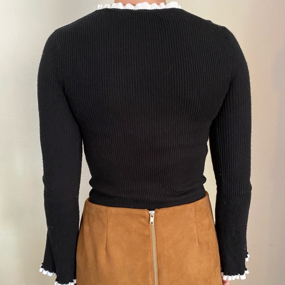 Black sweater with white ruffle cuffs - Picture 3 of 3